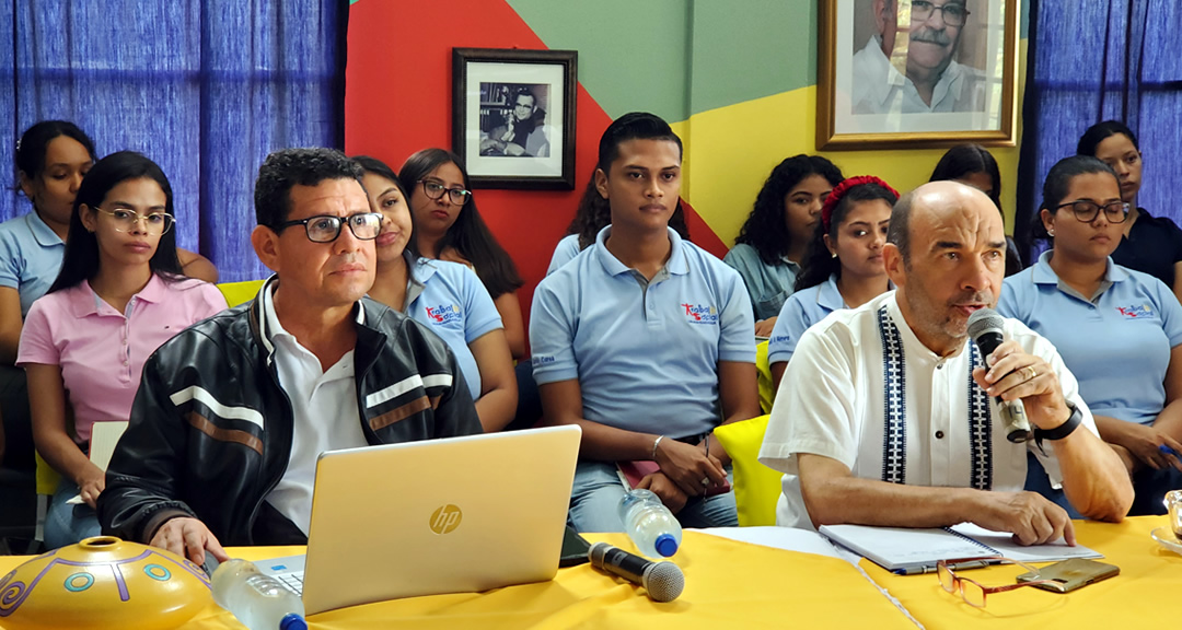 Dr. Luis Alfredo Lobato Blanco, vicerrector general de la UNAN-Managua y el máster Urías Ramos Escobar, docente investigador de la Facultad de Humanidades y Ciencias Jurídicas.