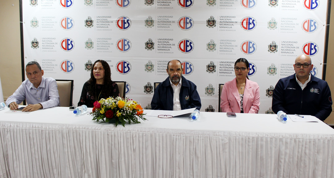 Autoridades universitarias y del Ministerio de Salud que presidieron el evento.