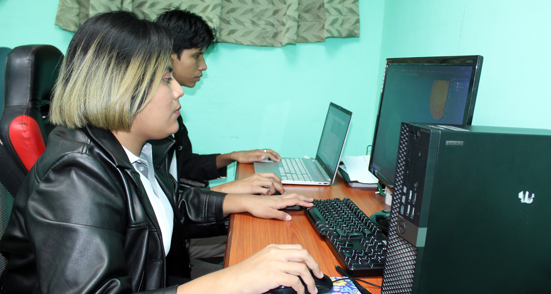 Derick Daniel Hernández Valle y Clarissa García, estudiantes de quinto año de Diseño Gráfico y Multimedia.