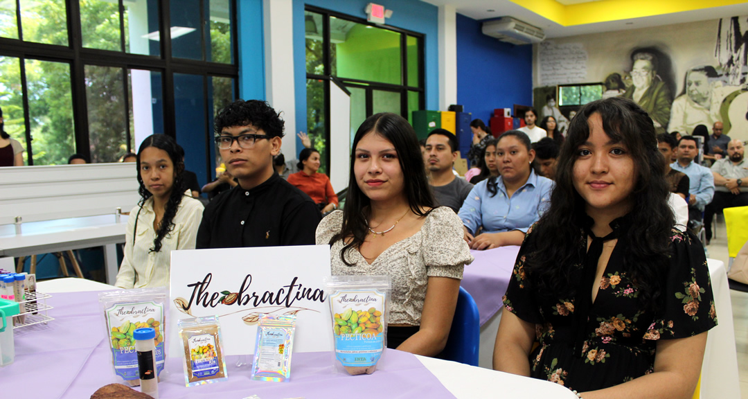 Estudiantes que presentaron su proyecto de innovación en el evento.