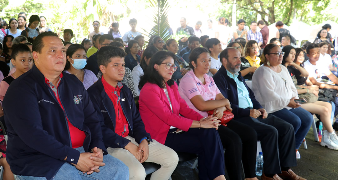 Autoridades y comunidad universitaria presente en la actividad.