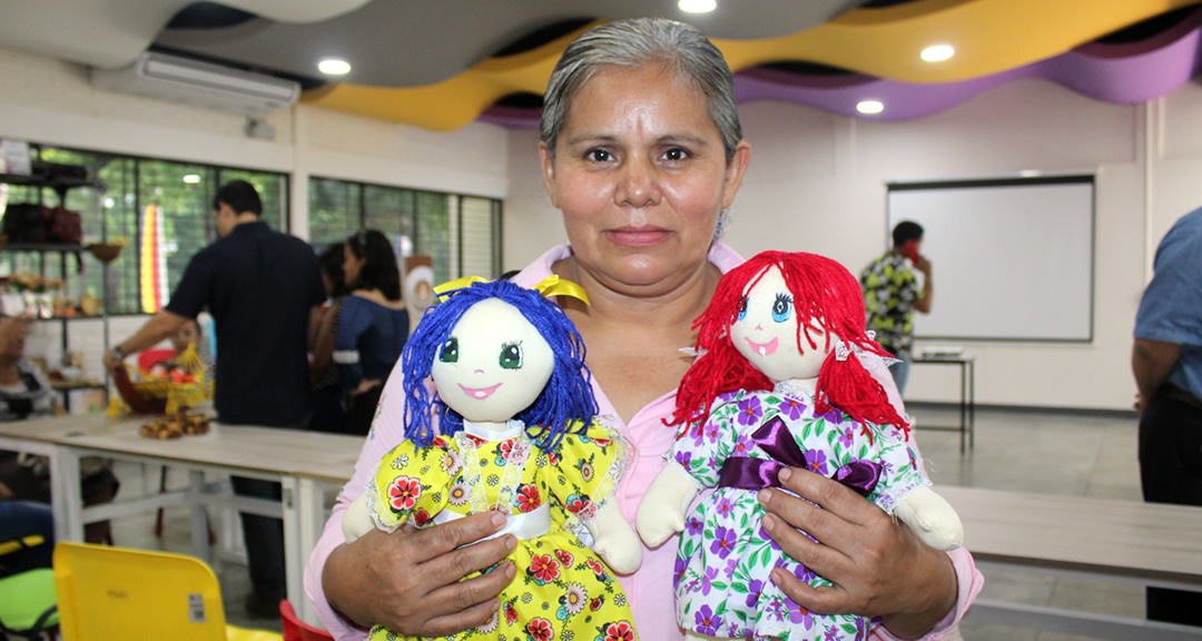 Mentores de la UNAN-Managua y emprendedores durante el taller.