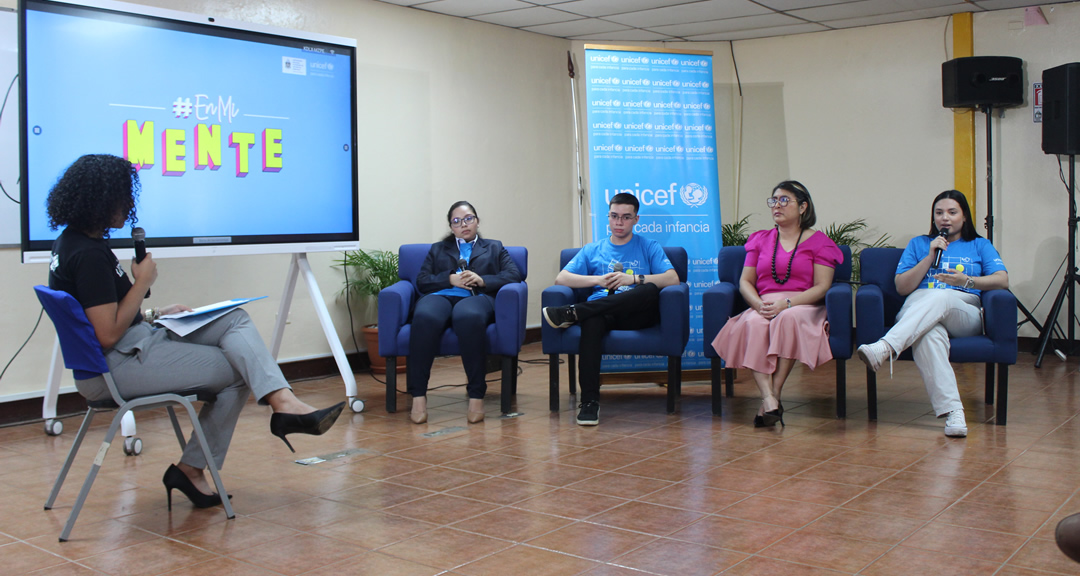 Panelistas del conversatorio.