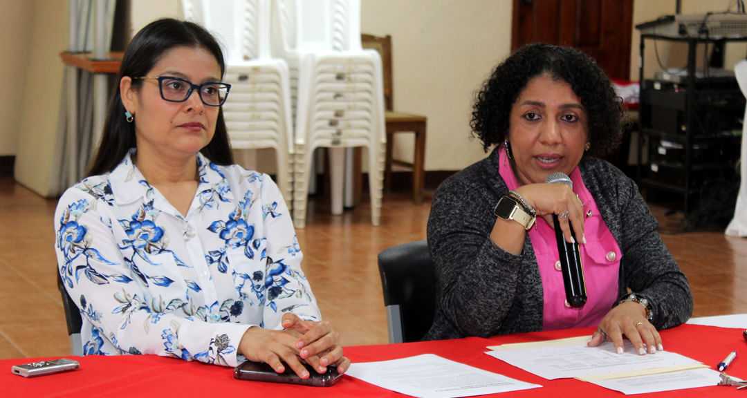 Mtra. Dayra Blandón Sandino, vicerrectora de Gestión del Conocimiento y Vinculación Social, y la doctora Xiomara Lisbeth Videa Acuña, directora de Investigación y Posgrado de la UNAN-Managua.