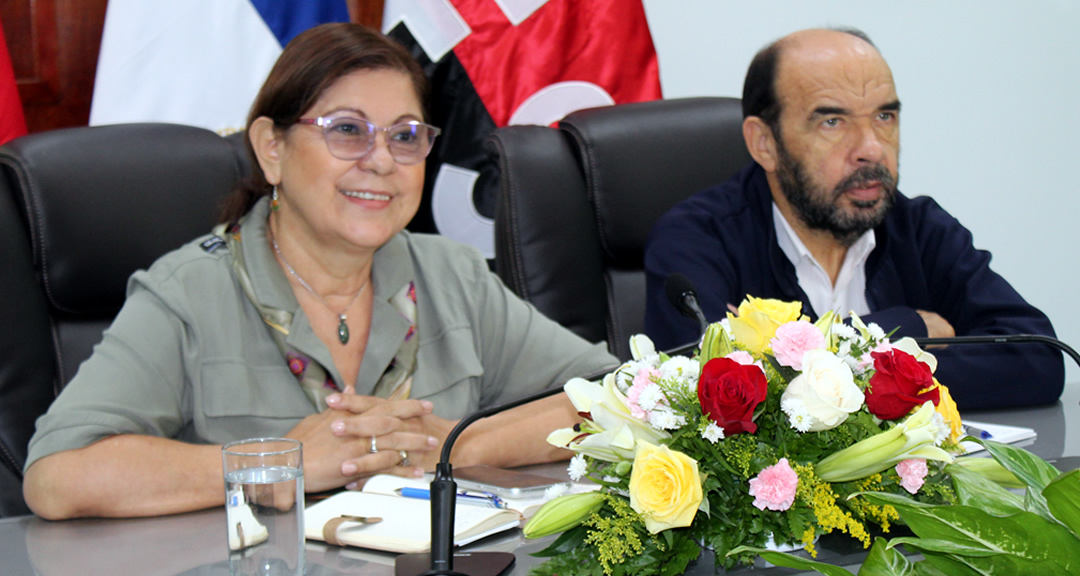 Dra. Ramona Rodríguez Pérez y Dr. Luis Alfredo Lobato Blanco, rectora y vicerrector general de la UNAN-Managua.