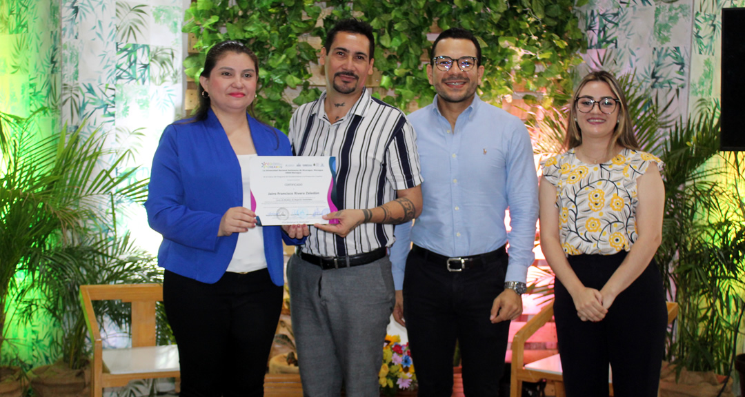 Jairo Francisco Rivera Zeledón, emprendedor destacado del curso recibe su certificado.