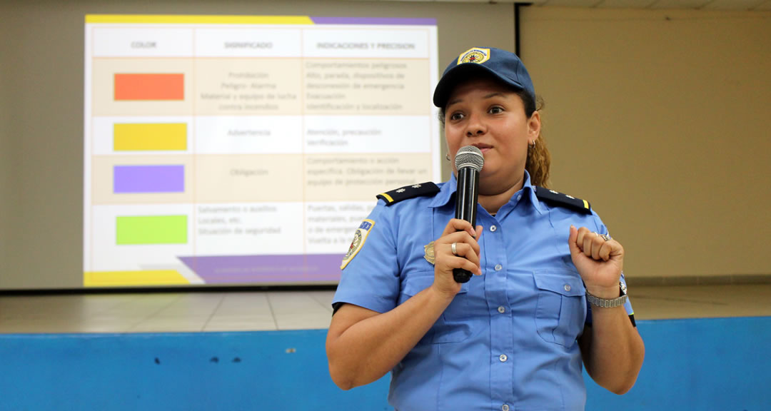 Compañera Perla Rayo, teniente de Bomberos Unidos de Nicaragua y facilitadora del taller.