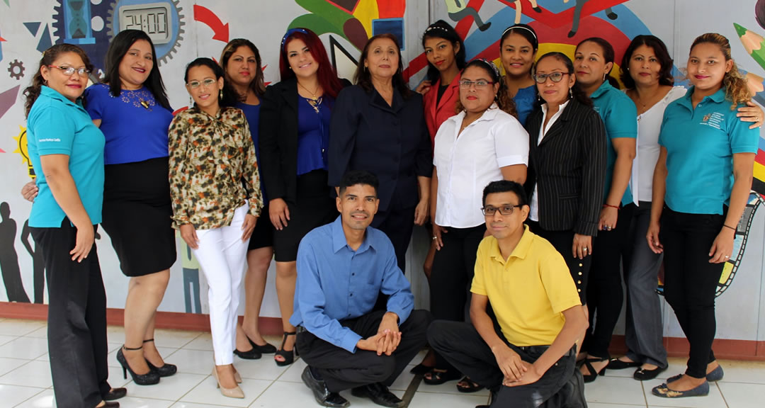 Martha Morales junto a sus compañeros de clase y docentes