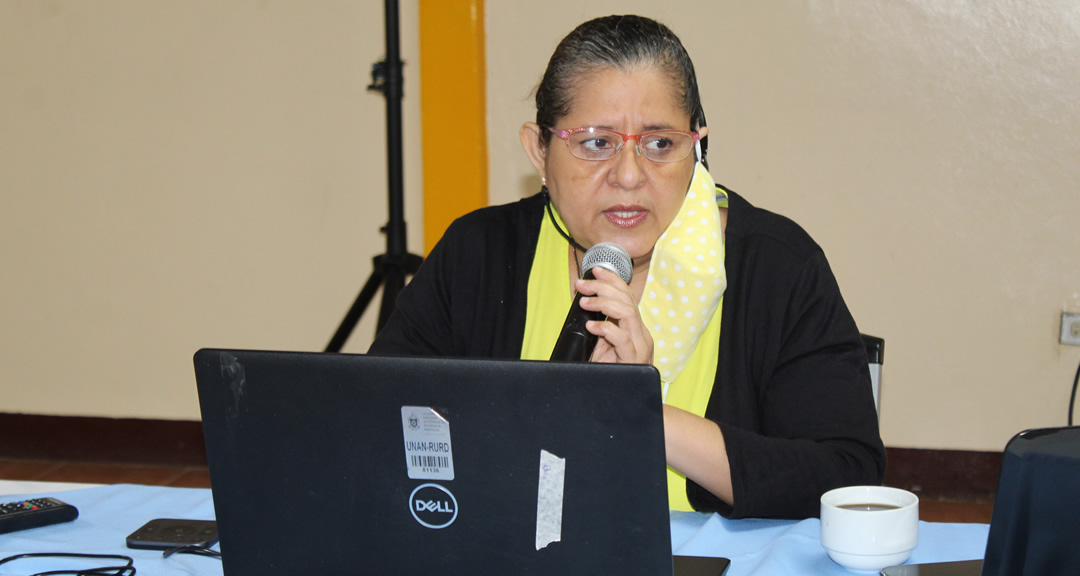 La Dra. Ivette Pilarte Centeno durante su ponencia en el congreso virtual.