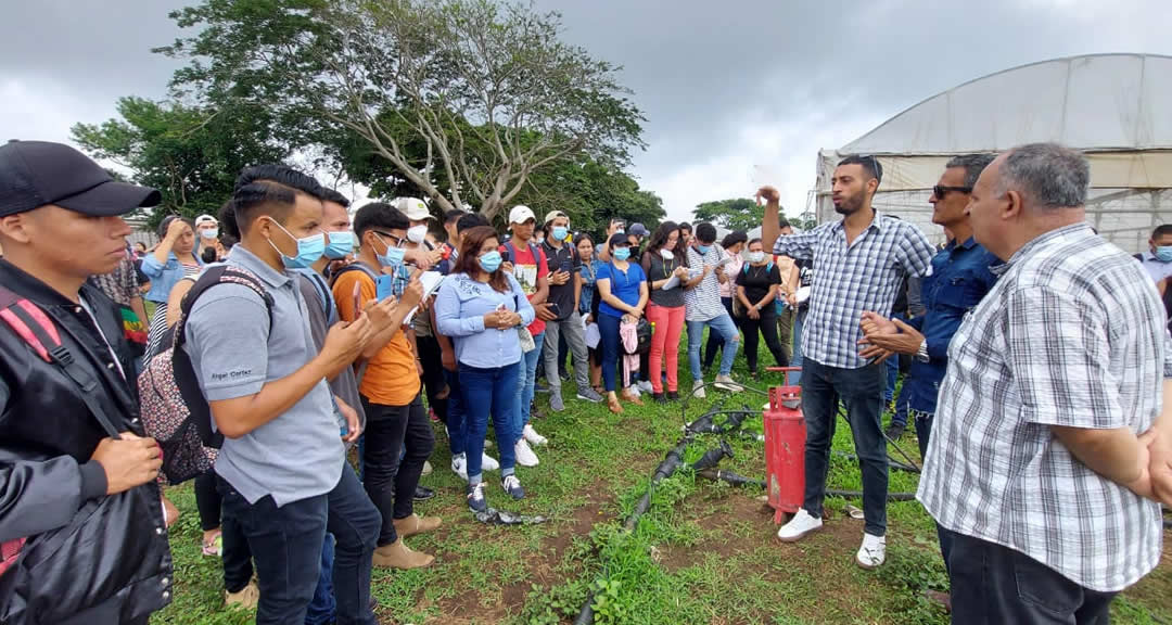 De derecha a izquierda. Sr. Muhammad Amro, Embajador de Palestina en Nicaragua junto al Ing. Basel Amarneh, facilitador de la charla y estudiantes de la carrera de Ingeniería Agronómica de la FAREM-Carazo.