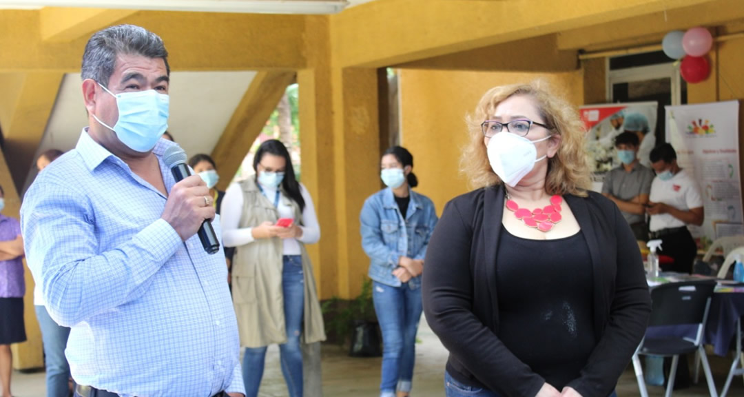 El Dr. Juan Francisco Rocha López, Director del POLISAL, y la MSc. Ligia Pasquier, Directora de la carrera de Nutrición.
