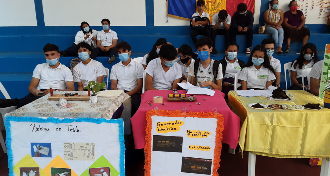 Estudiantes de colegios de Ticuantepe durante la feria.