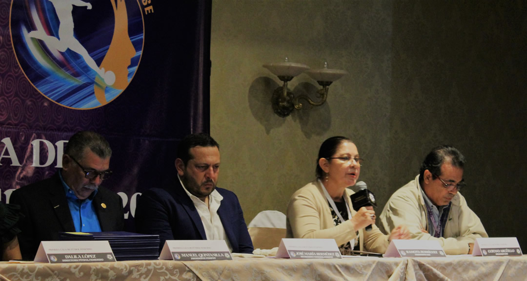 Maestra Ramona Rodríguez durante su discurso.