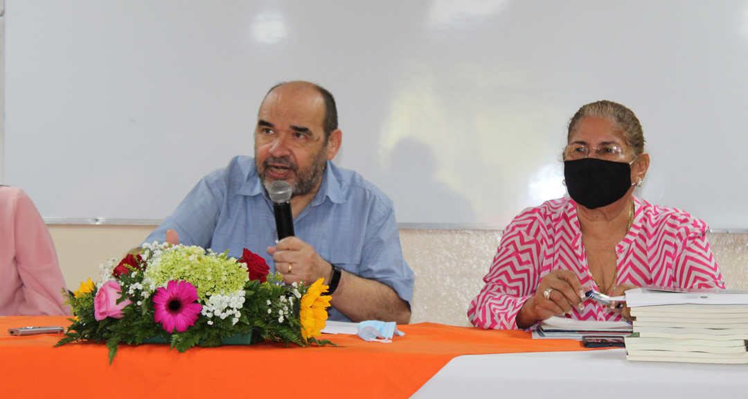 El Dr. Luis Alfredo Lobato, Vicerrector General de la UNAN-Managua junto a la Dra. Jilma Romero Arrechavala, Directora de la DIREX y coordinadora del proyecto.