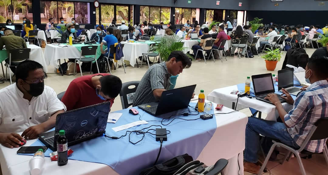 Estudiantes y mentores en el auditorio Fernando Gordillo trabajan en su plan de innovación.