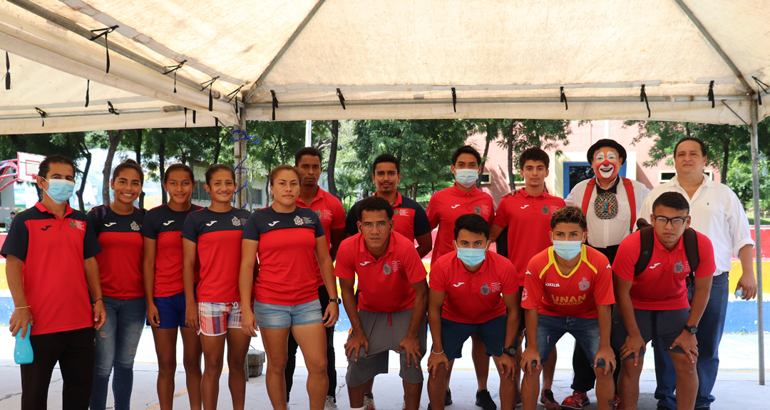 Payaso fi-fi con equipos de fútbol de nuestra Universidad.