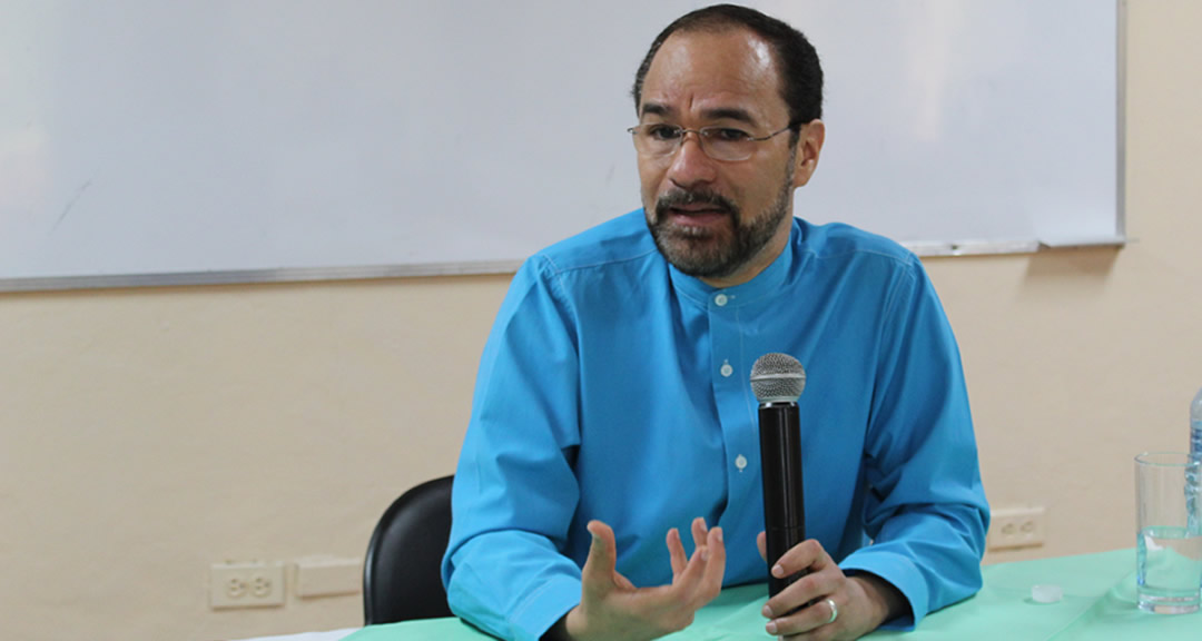 El doctor Carlos Emilio López, Diputado de la Asamblea Nacional y Exprocurador Especial de la Niñez y la Adolescencia de Nicaragua, durante su disertación.
