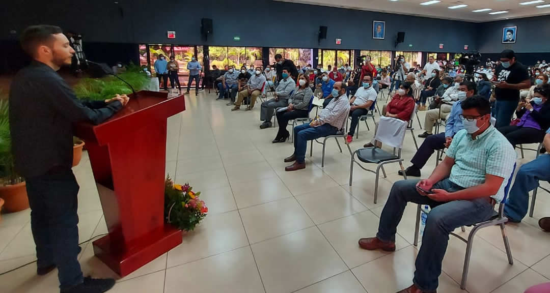 Autoridades y comunidad universitaria que asistió al evento.