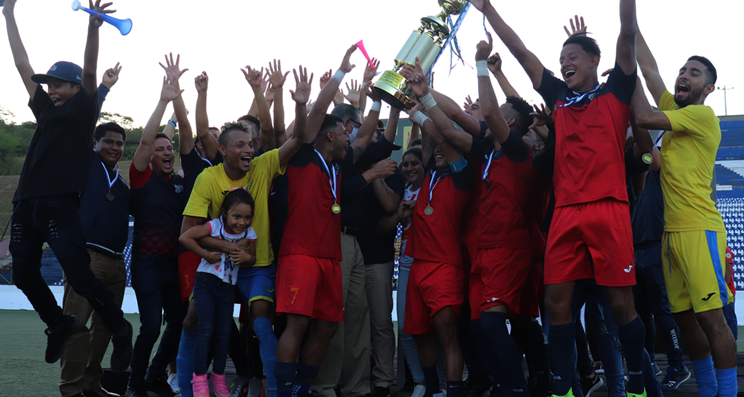 UNAN-Managua levanta el trofeo de campeón.