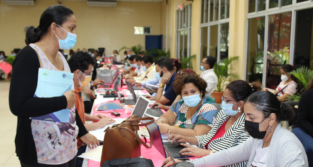 Docentes durante el proceso de llenado de instrumentos en el Auditorio Roberto González Herrera.