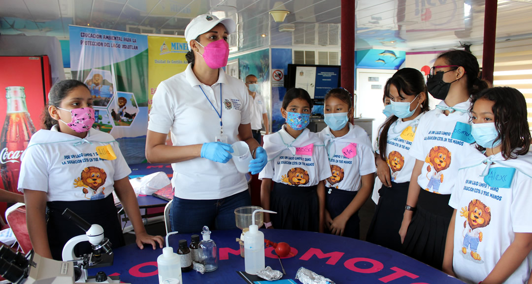 Durante la travesía en barco, los niños reciben talleres facilitados por docentes del CIRA.