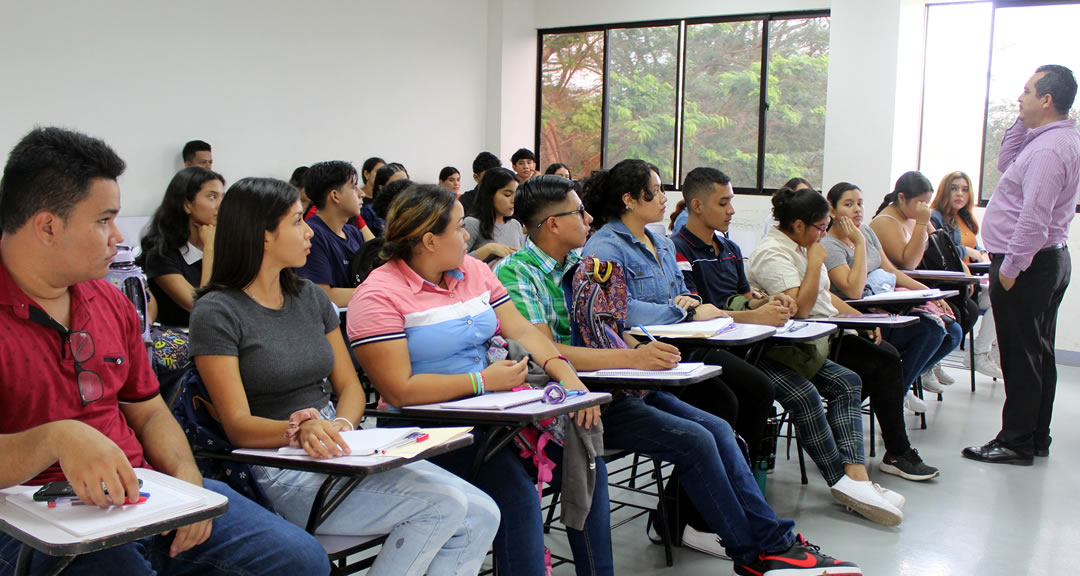 Docente impartiendo el Curso de Introducción a los Desempeños Ciudadanos y Profesionales.