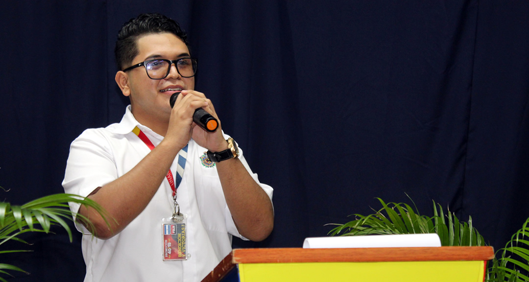 Compañero Jordan Aguirre, representante de la Comunidad de Jóvenes Diversos de la Facultad de Educación e Idiomas.