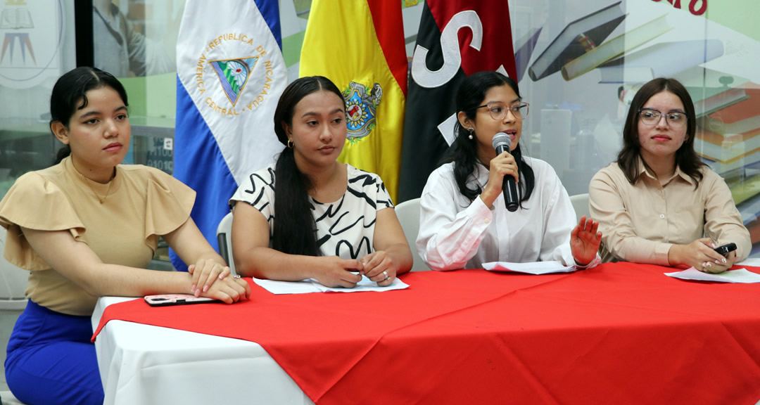 Estudiantes presentando los resultados de sus investigaciones