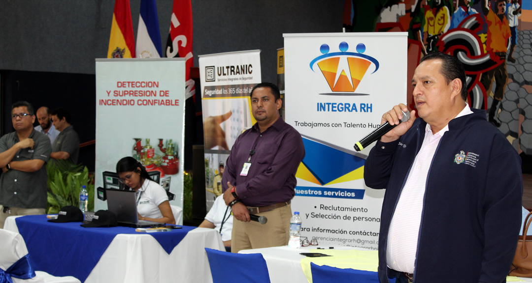 Mtro. Bismarck Santana Tijerino, vicerrector de Asuntos Estudiantiles durante la inauguración de la feria.