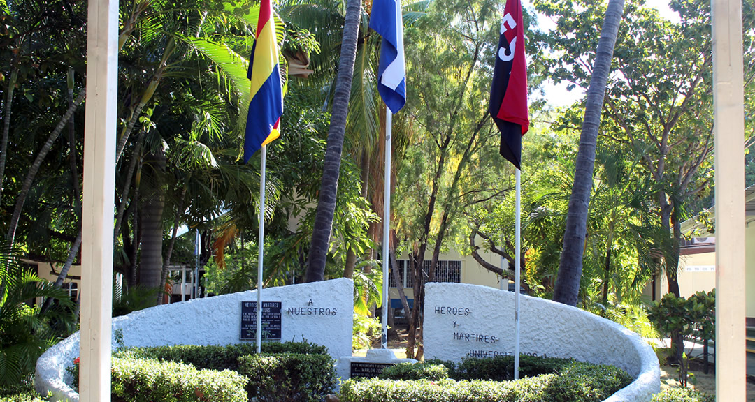Monumento a los Héroes y Mártires Universitarios ubicado entre los pabellones seis y ocho.