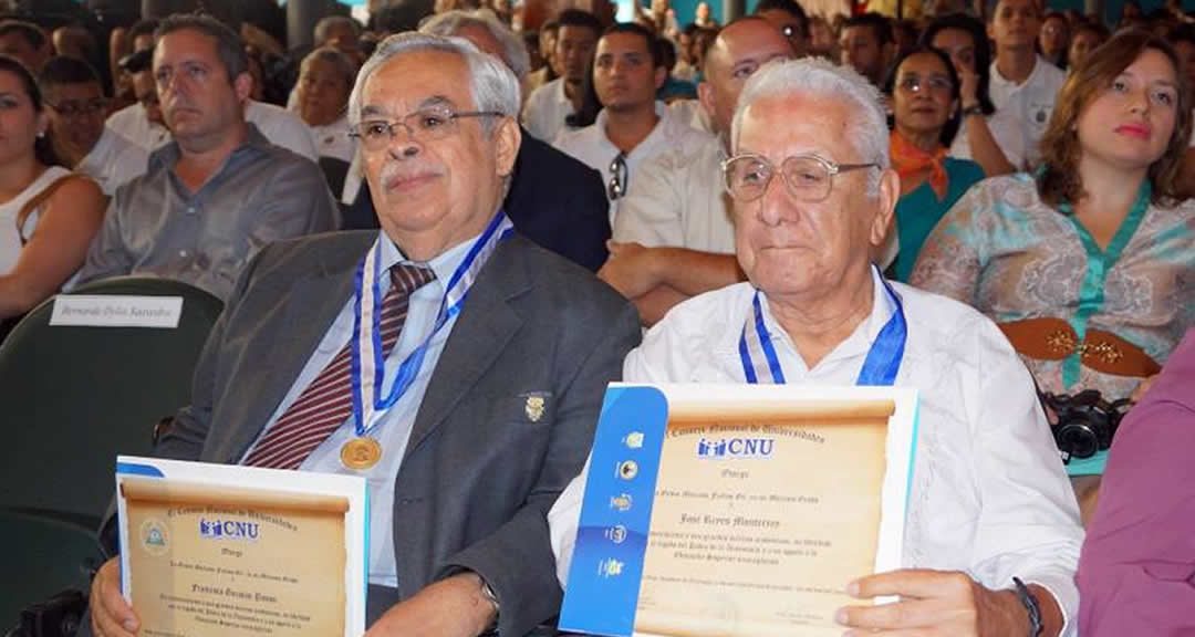 El maestro José Reyes Monterrey junto al doctor Francisco Guzmán, exrector de la UNAN-Managua durante la ceremonia de entrega de la Orden Marianos Fiallos Gil en el año 2014.