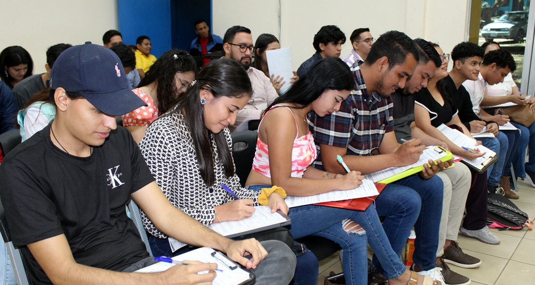 Estudiantes de Medicina realizan llenado de ficha para el inicio del internado rotatorio.