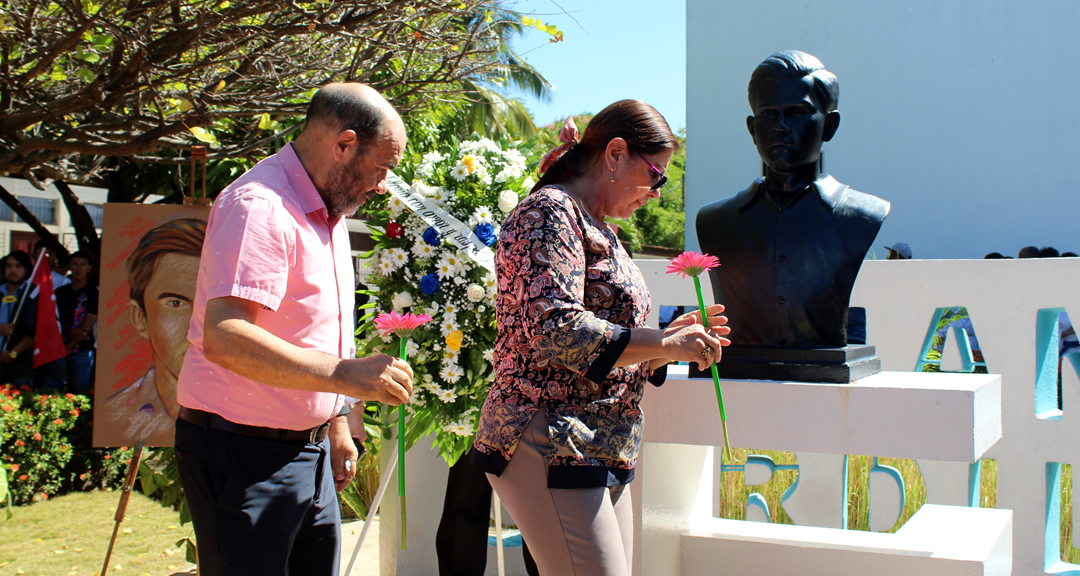 Autoridades universitarias entregan ofrenda floral en el monumento Fernando Gordillo Cervantes.