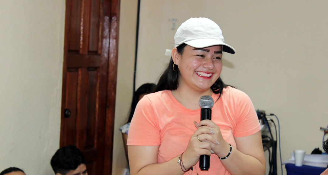 Estudiante de Comunicación participando en la charla