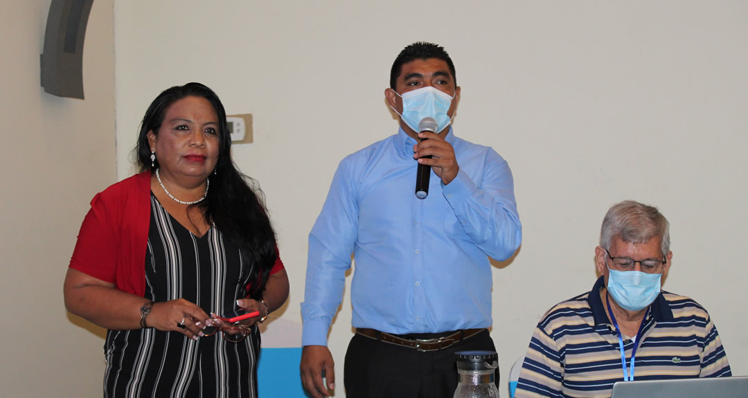 Maestra Maritza Vallecillo, directora del Sistema Bibliotecario de la UNAN-Managua y coordinadora de la BVS junto al maestro Marcos Morales y el doctor Freddy Meynard, miembros del Centro Coordinador de la BVS en Nicaragua