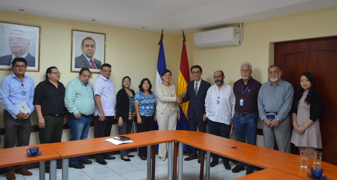 Autoridades universitarias reunidos junto al embajador de Corea en Nicaragua, Young Sam Choi en la Sala de Rectores en el año 2018