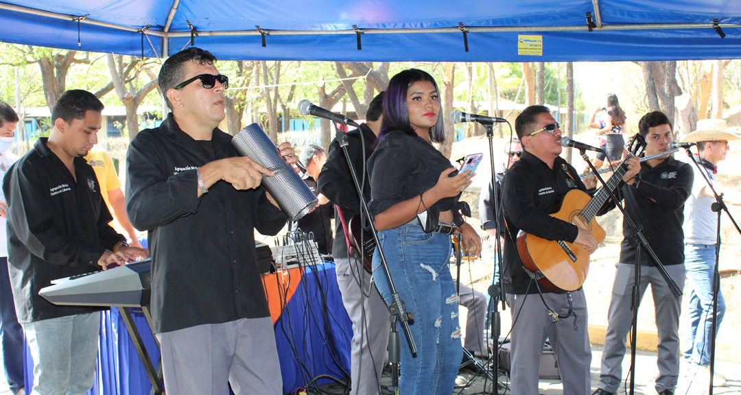 La agrupación Vientos de Libertad amenizó la actividad con música revolucionaria alusiva a la alfabetización