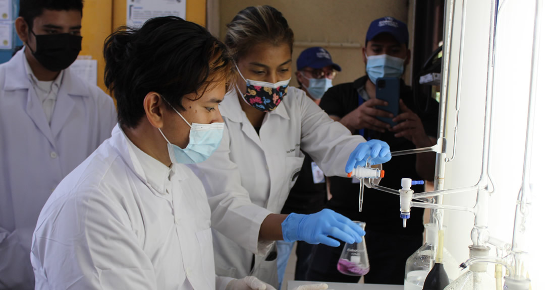 Estudiante realiza prueba en el Laboratorio de Aguas Naturales del CIRA