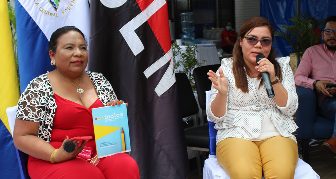 Las maestras Maritza Vallecillo y Nohemí Rojas, directora del SIBIUN y editora de la Revista Índice Nicaragua, respectivamente