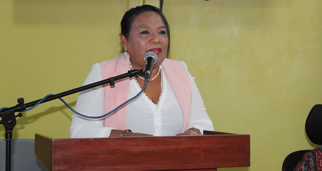La maestra Maritza Vallecillo Flores, coordinadora del SIBIUN y directora del Sistema Bibliotecario de la UNAN-Managua