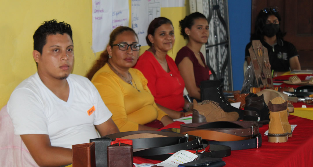 Artesanos del rubro cuero que participaron en el taller