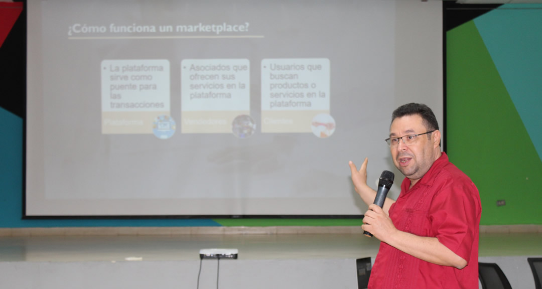 Maestro Juan de Dios Bonilla Anduray, ejecutivo de la Dirección de Innovación y facilitador del taller