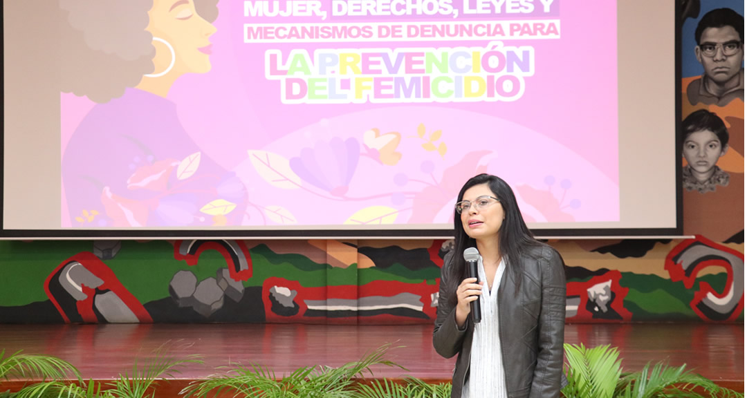 La ministra de la Mujer Jessica Padilla Leiva durante el encuentro