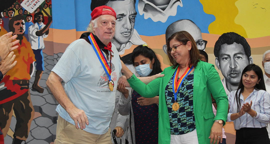 Máster Ramona Rodríguez, rectora de la UNAN-Managua junto al homenajeado