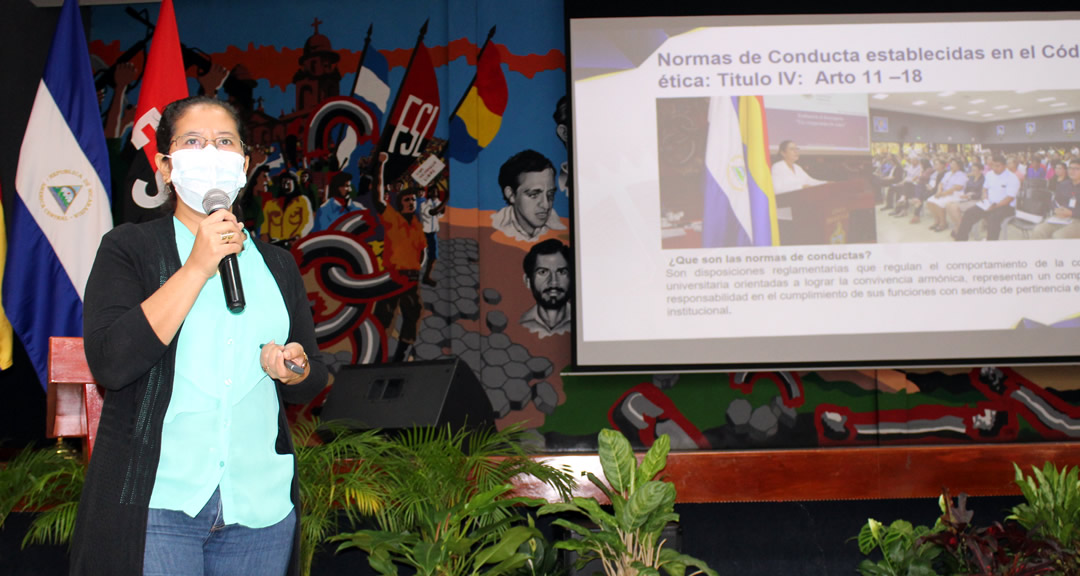 Licenciada Erminia Álvarez Morales, responsable de empresas auxiliares de la División de Recursos Humanos y facilitadora del taller