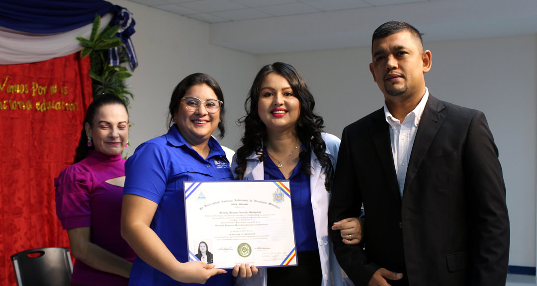 Greydy Isamar Amador Galagarza, licenciada en Psicología, recibió el galardón como mejor promedio académico de su generación 