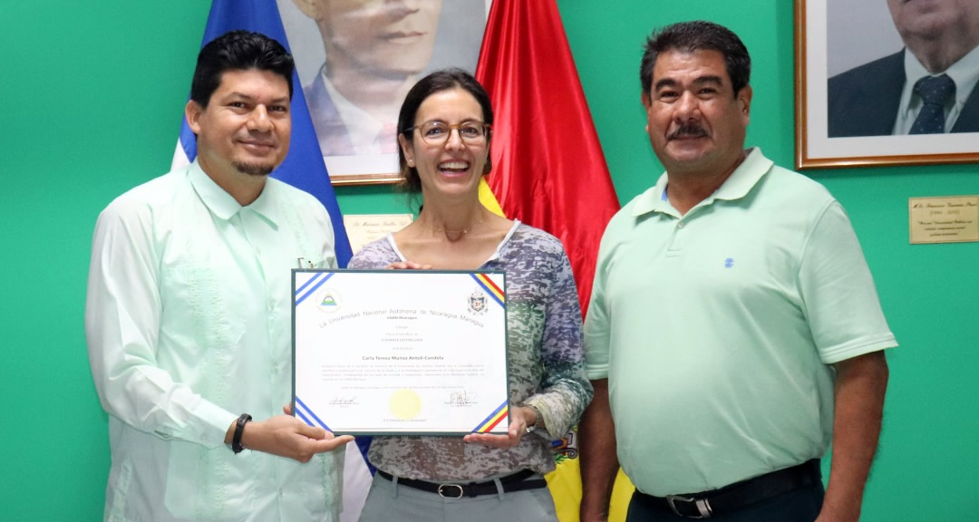 Másteres Roberto Flores, secretario general de la UNAN-Managua y Juan Francisco Rocha, director del POLISAL, entregan Título Honorífico de Visitante Distinguido a la Dra. Carla Muñoz Antoli-Candela, profesora titular de la UV.