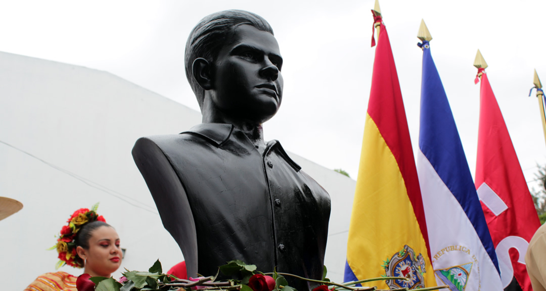 Busto de Fernando Gordillo Cervantes ubicado frente al auditorio que lleva su nombre.