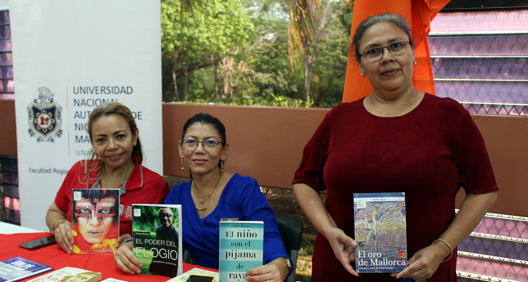 Personal bibliotecario durante la actividad