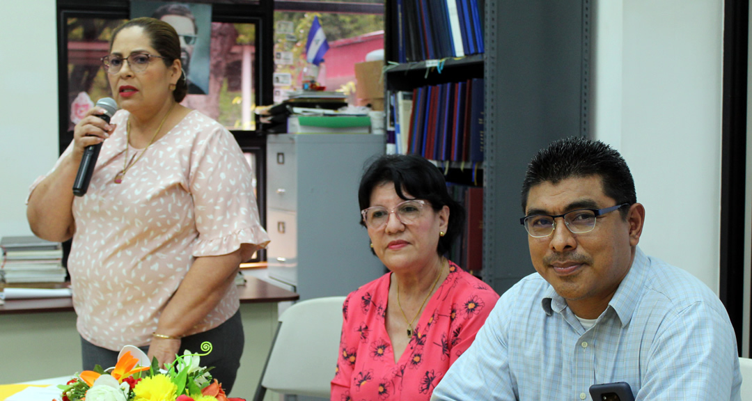 De izquierda a derecha: Lic. Martha Cortés, coordinadora del CDIHUM; Dra. Telma López, decana de la Facultad de Humanidades y C. J y Mtro. Marcos Morales, del Sistema Bibliotecario.